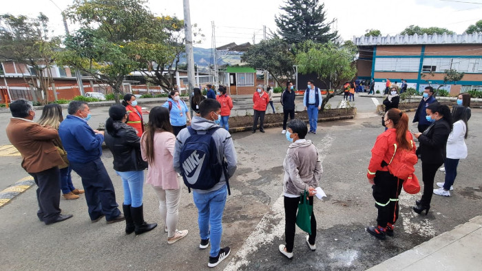 Personas participando del simulacro de evacuación por sismo en la sede CAM Aganoy 2021